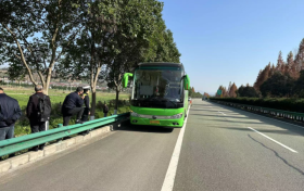 客車突發(fā)故障 漢中高速交警及時轉(zhuǎn)運滯留乘客縮略圖